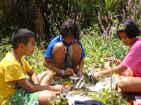 thai children having lunch