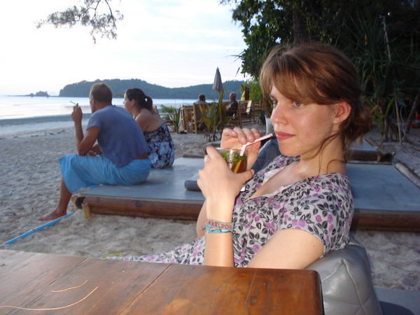 loes with a mojito on the beach!