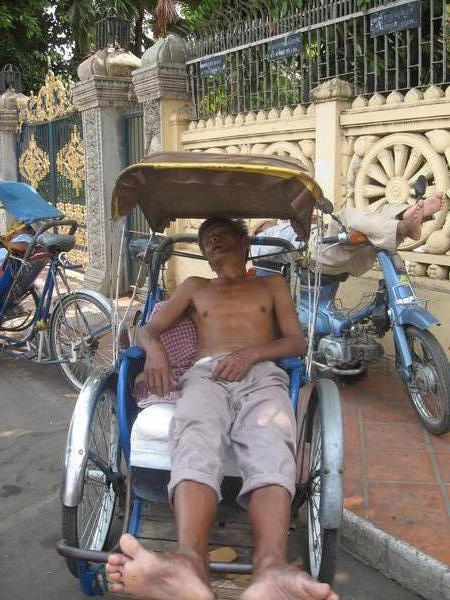 Une dure journée de travail pour les conducteurs de rigshaw ou tuk-tuks!