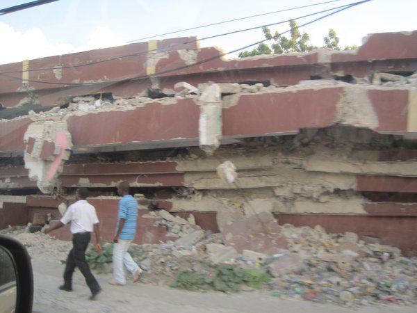 Immeuble effondre apres le seisme, comme tant d'autres