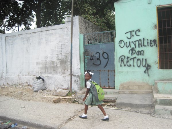 Petites filles a Port-au-Prince toutes habilles et peignees de la sorte