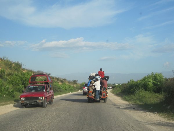 Transport Haitien: tout l'monde dans l'pick-up!