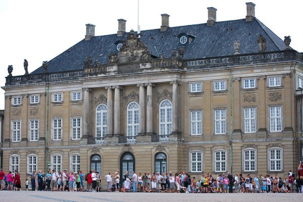 Lineup at the Danish Palace