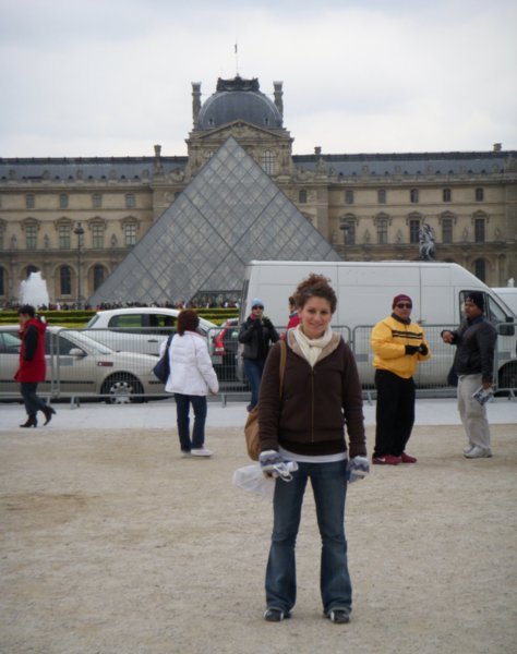 la Louvre, pyramid + me