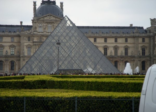 la Louvre, pyramid