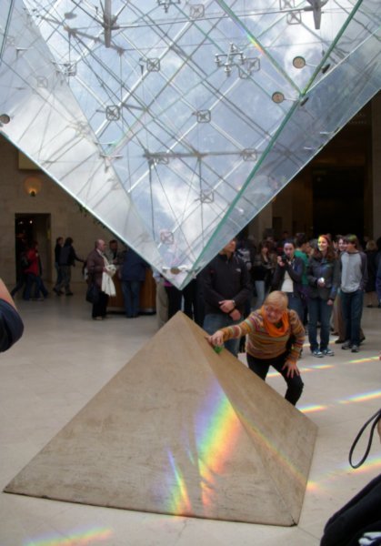 la Louvre, upside-down pyramid