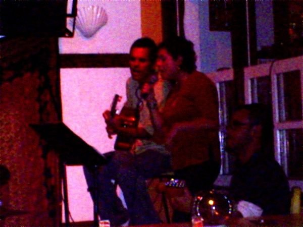 Cantando Bossa Nova en un pub local de Buzios...mich!