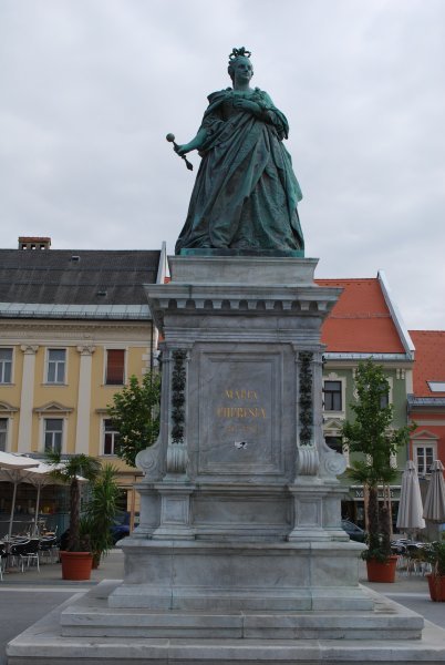 Marie Theresa statue in Neuer Platz