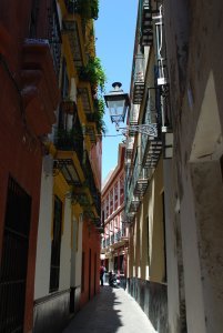 Narrow backstreets of Sevilla's Barrio Santa Cruz