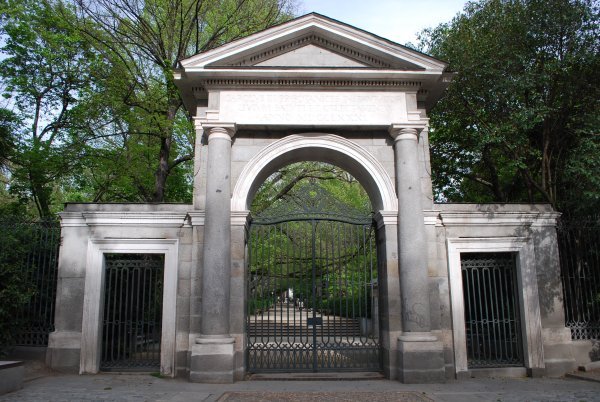 Gate to Real Jardin Botanico 