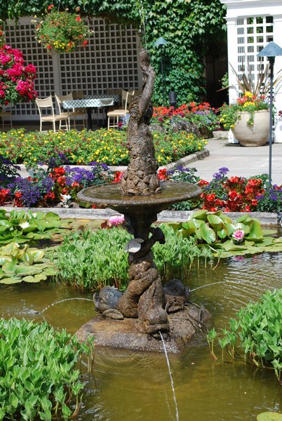Garden fountain at Butchart Gardens