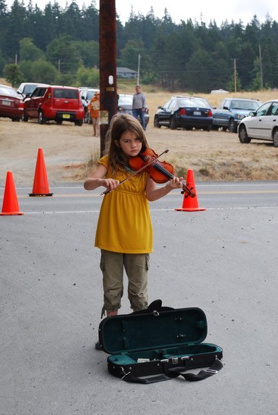 A little girl playing the violin at the Bayview Farmer's Market in Freeland