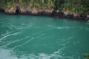 The emerald green water of Deception Pass State Park