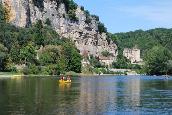Canoe riders on the Dordogne