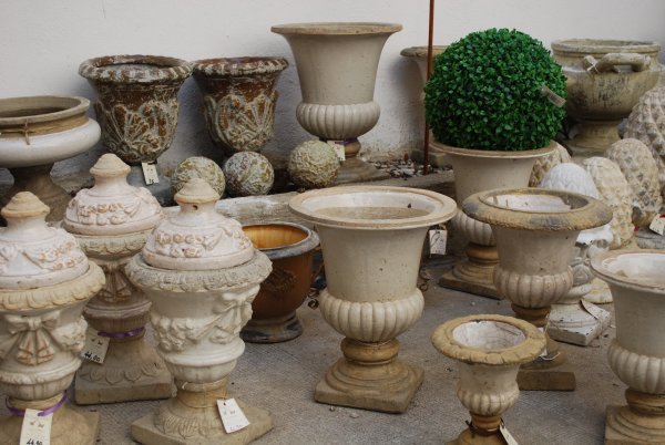 Flower pots for sale in Isle-sur-la-Sorgue