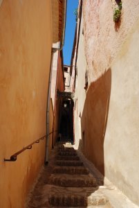 Narrow alleyway in Roussillon