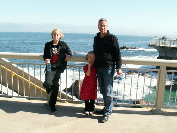 Ungerne og jeg med Monterey Bay i baggrunden