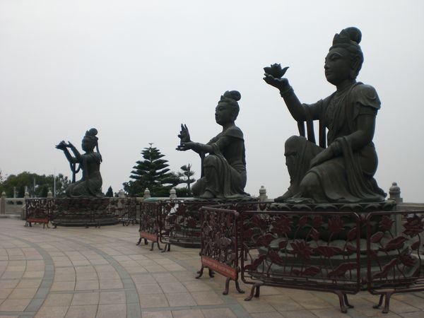Statues surrounding the Buddha