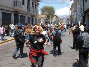 Strassenumzug in Cusco - ich tanz gleich mal mit