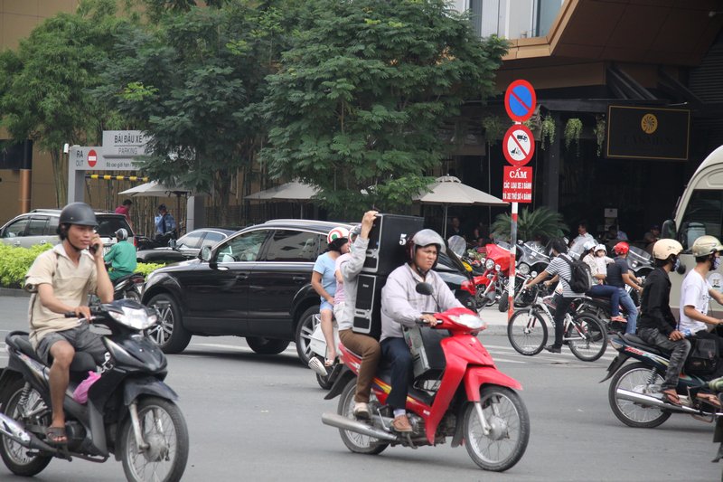 VIETNAM: Ho Chi Minh - carrying PC´s
