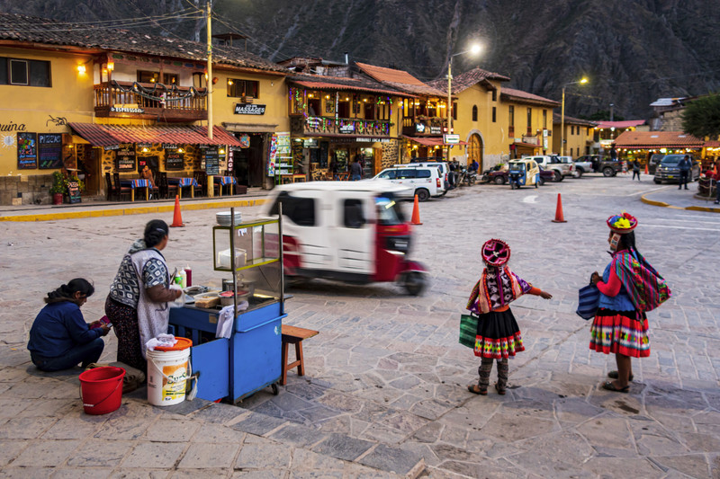 Quechua women waiting for a TukTuk in Ollantaytambo