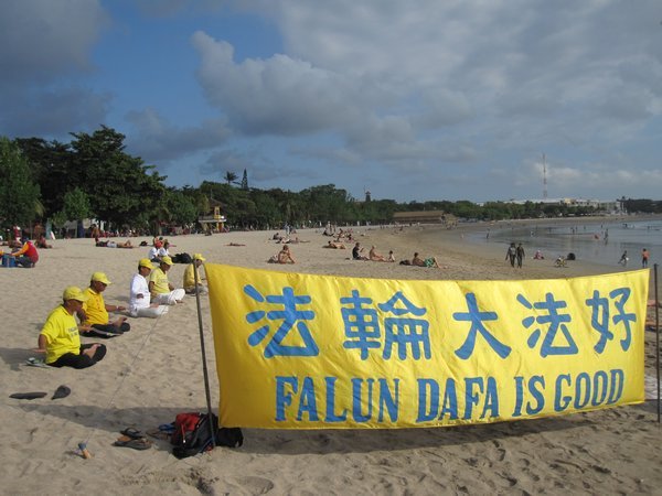 Falun Gong supporters at Kuta beach
