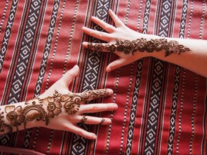 Free henna painting