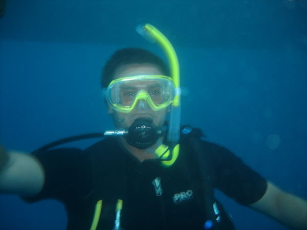 David under water
