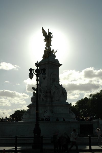 the statue in front of Buckingham