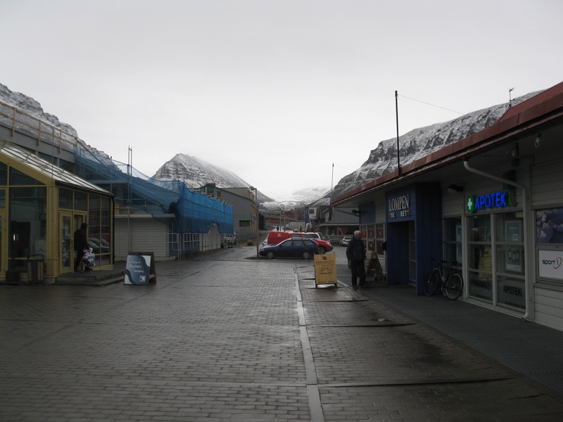 3) Longyearbyen