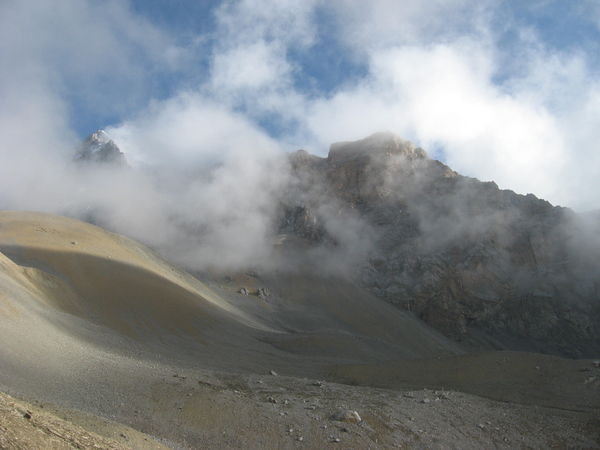 the view on the way to thorung la pass