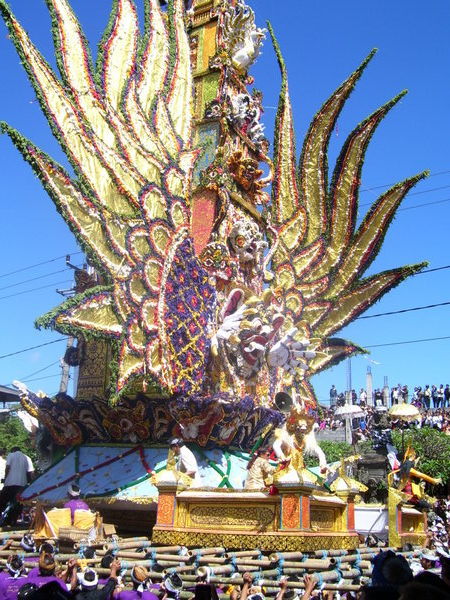 Bamboo was being carried among thousands of people to the place where the coffin is finally burn