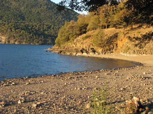 Pebble beach on Lake Lacar