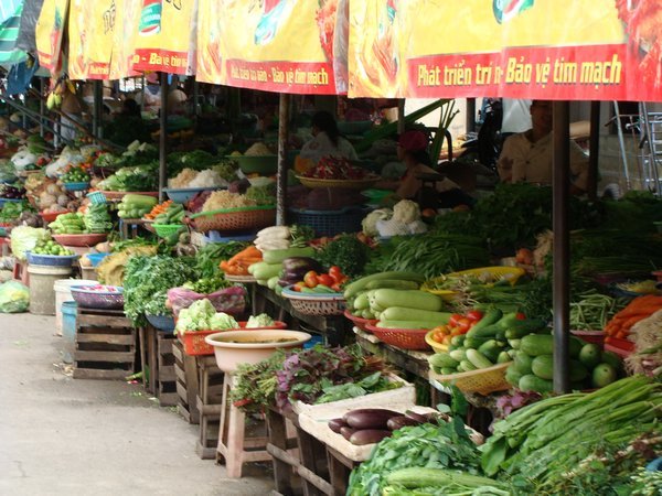 Vegetable market in Cai Be