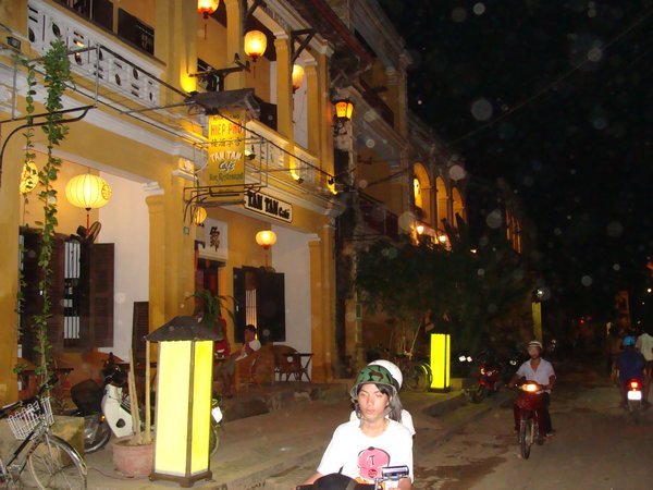 Streets of Hoi An at night
