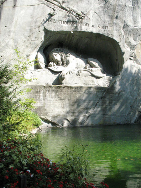Lion Monument and lake