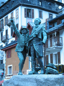 Statues pointing toward Mont Blanc