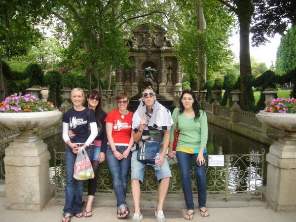 Cool as fountain at the palace with the ladies