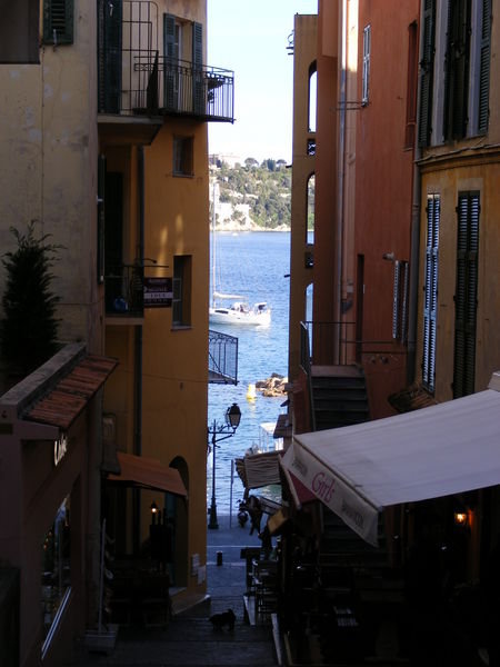 narrow alley, view of sea
