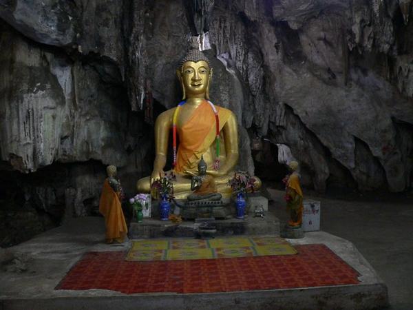 Wat Tham Khao Poon