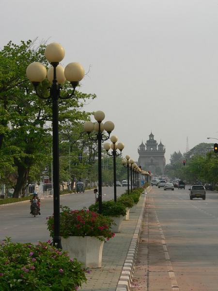 Avenue Lane Xang leading to Patouxai monument