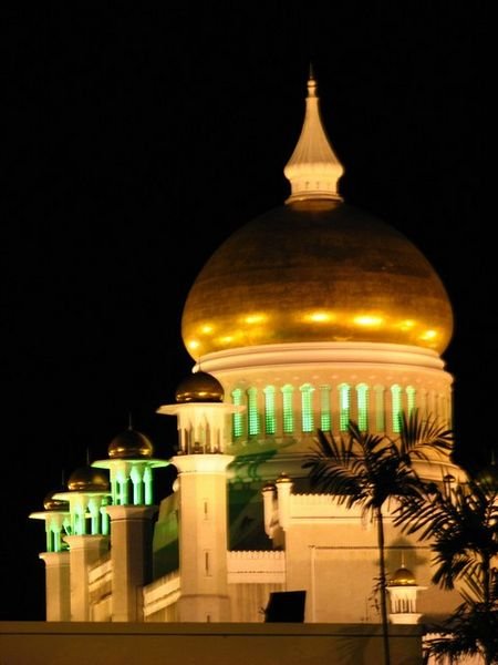 Omar Ali Saifuddien mosque by night
