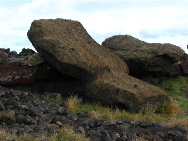 Fallen moai | Photo