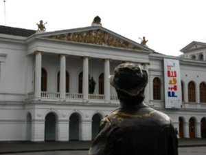 Teatro Sucre and seated metal figure