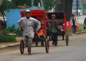 Pousse-pousse guys in action