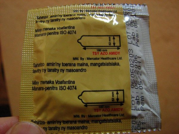 Condom with instructions in Malagasy