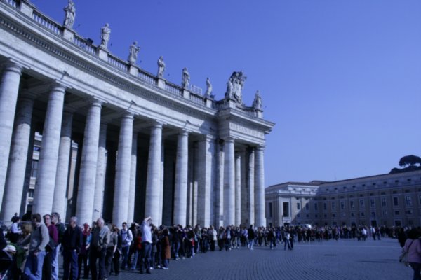 The crowds of people lined up to see the Basillica