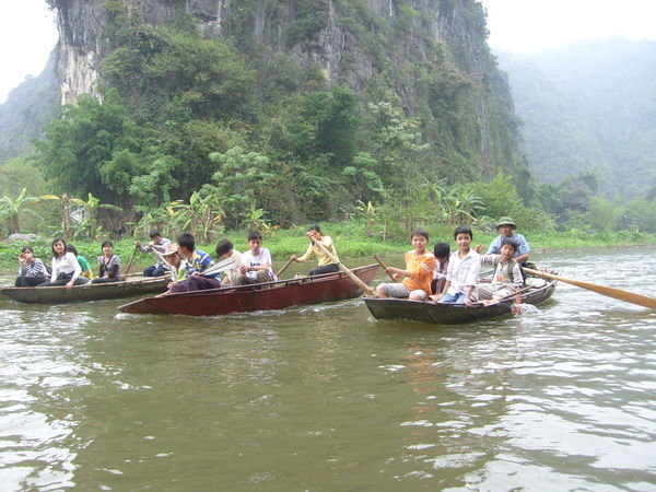 kids on boat Tam Coc