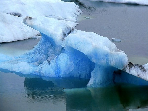 Natural ice sculptures 