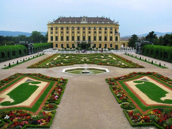 Side view of Schönbrunn Palace